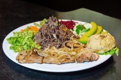 Bistec de cerdo encebollado